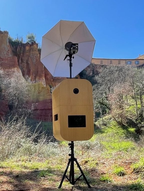 La borne photobooth Provence Photobooth avec son flash parapluie, installée en plein air