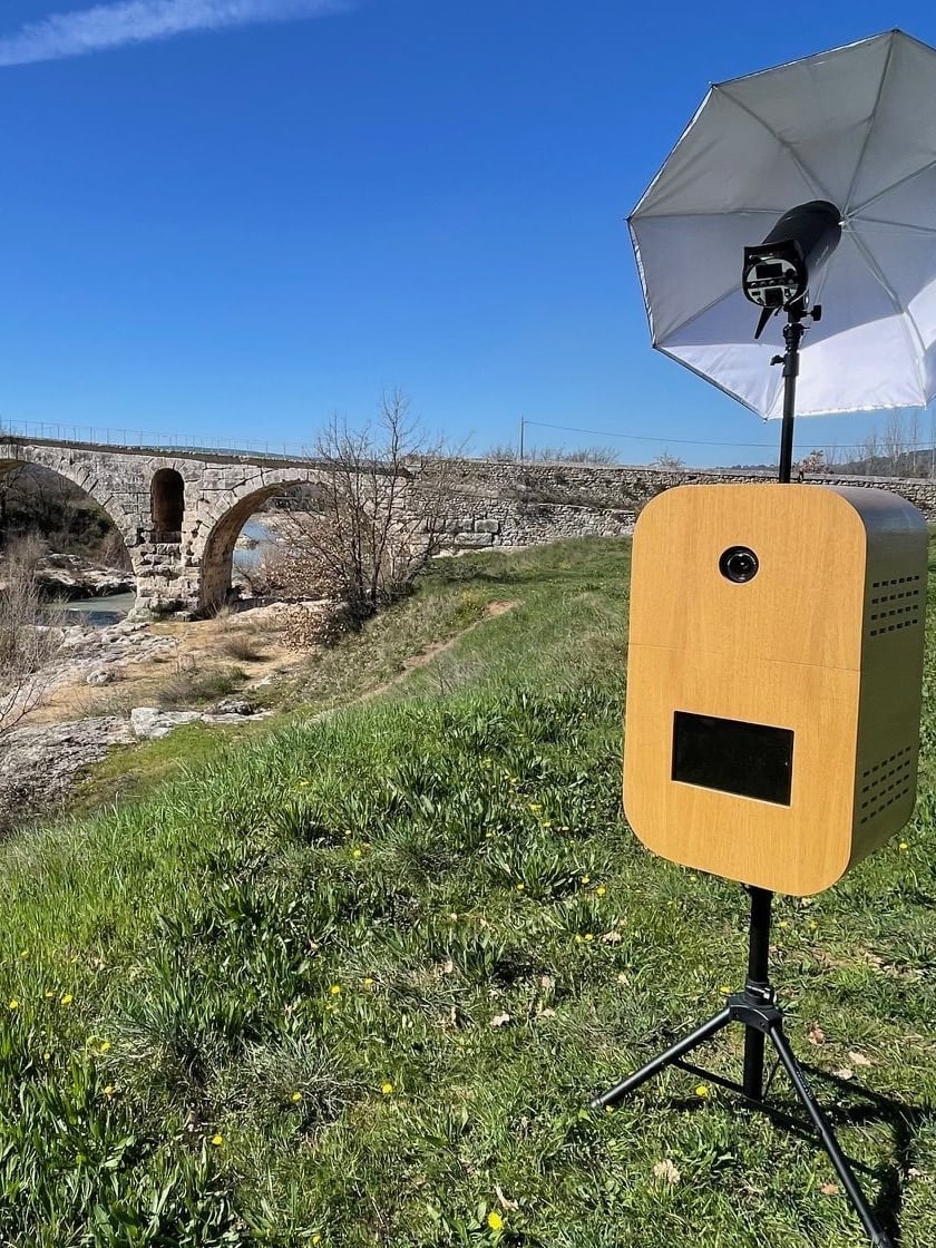 La borne photobooth Provence Photobooth avec son flash parapluie, près d’un pont romain en Provence