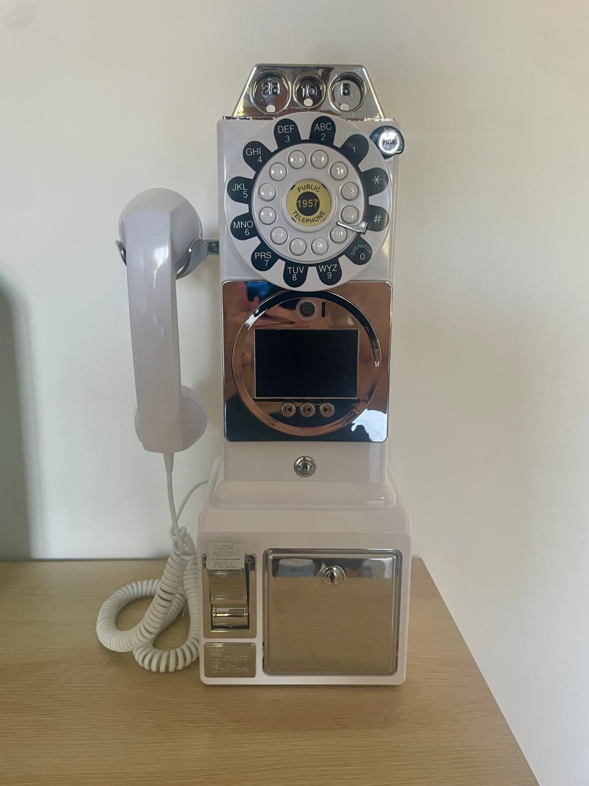 Livre d’or audio et vidéo Provence Photobooth : téléphone vintage blanc avec combiné, cadran et caméra intégrée
