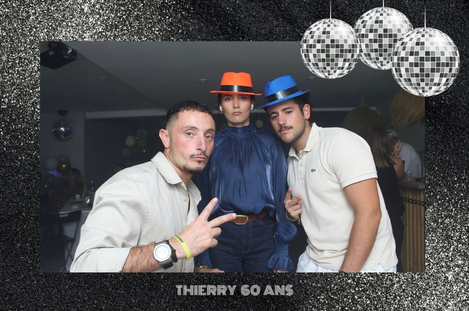 Invités avec chapeaux colorés au photobooth des 60 ans de Thierry, cadre paillettes et boules à facettes