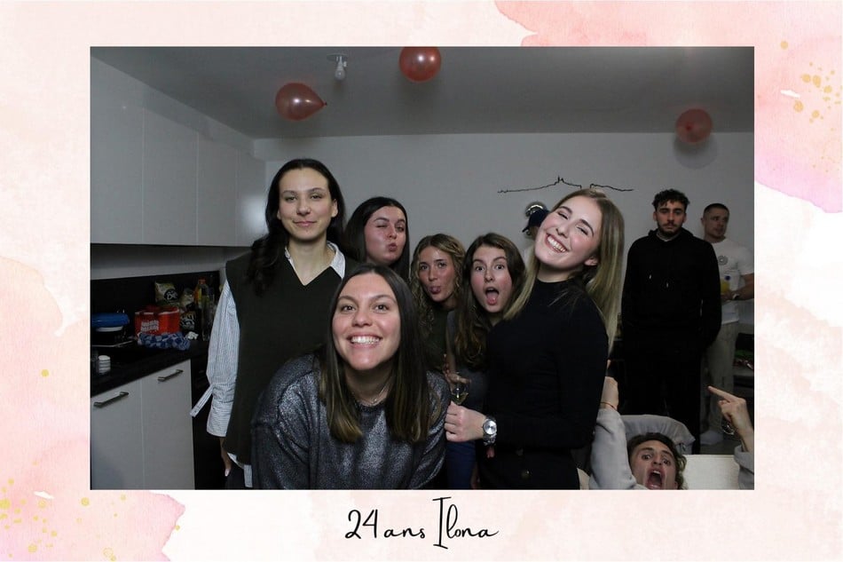Groupe d’amies posant au photobooth pour les 24 ans d’Ilona