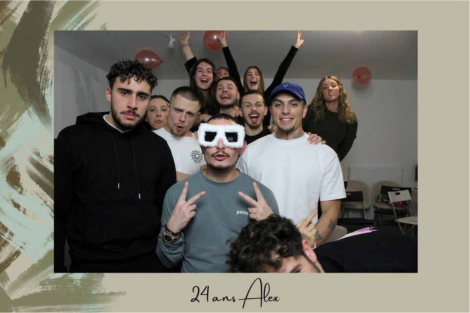 Groupe d’amis posant au photobooth pour les 24 ans d’Alex